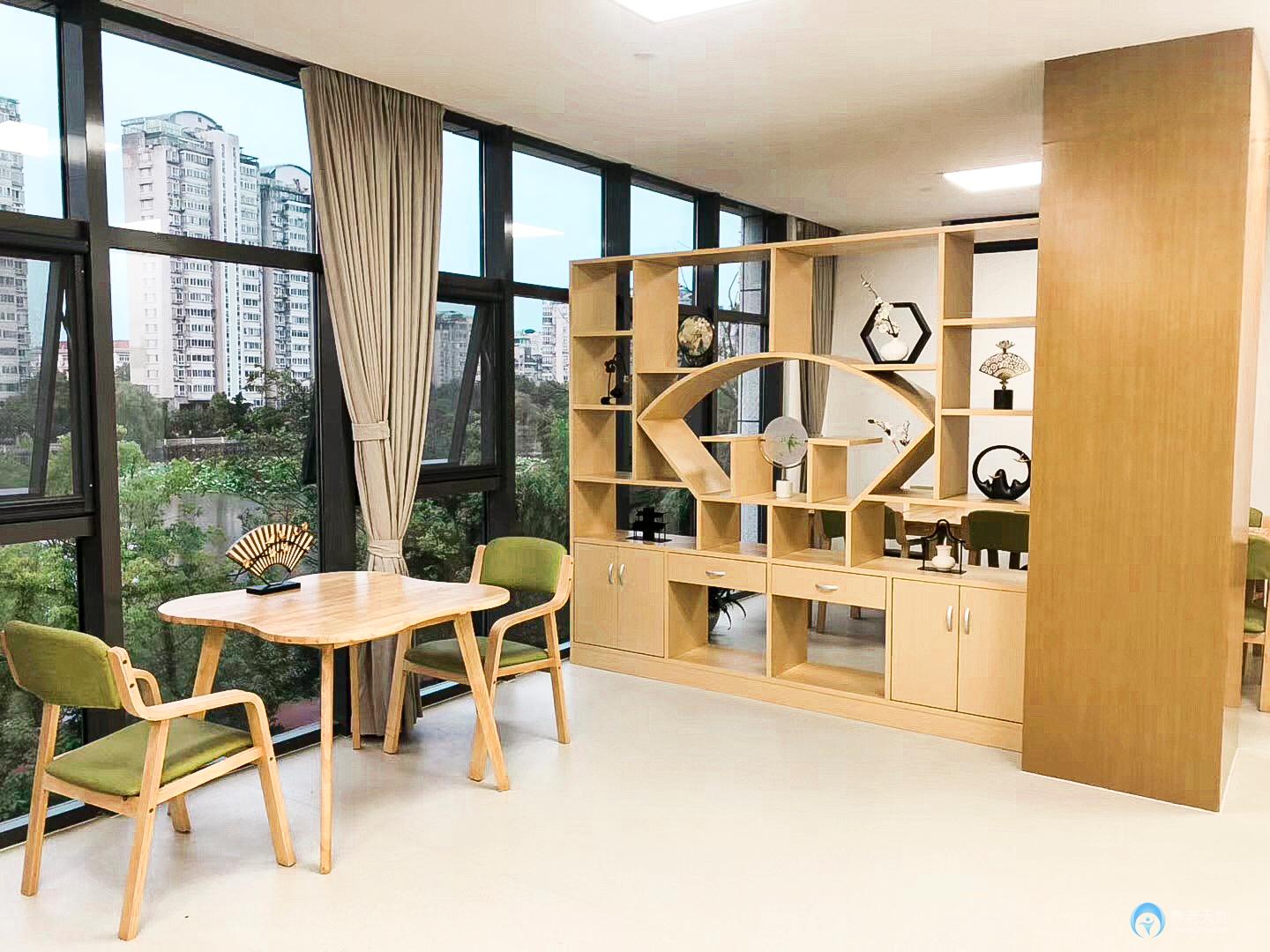 悅?cè)A安養(yǎng)扇骨里服務中心